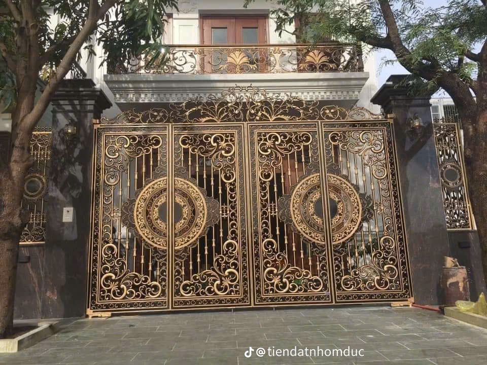 Hình ảnh thực tế Cổng nhôm đúc 4 Cánh Đồng Đỏ - Góc 3