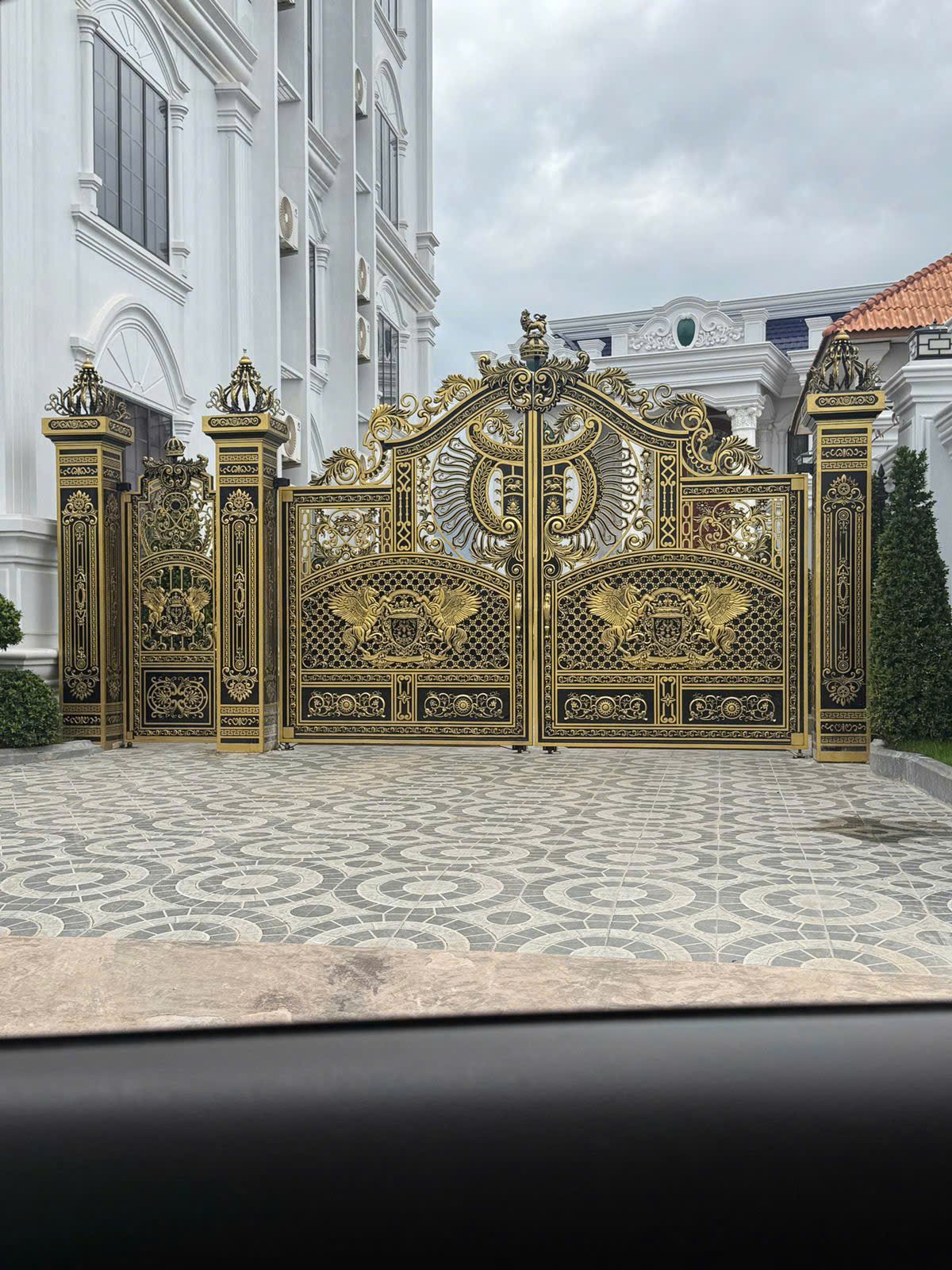 Hình ảnh thực tế Cổng nhôm đúc Buckingham - Góc 3