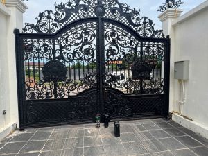 Cổng nhôm đúc Hoa Lá Tây 2 Cánh