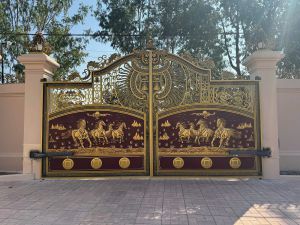 Cổng nhôm đúc Mã Đáo Khung Đỏ